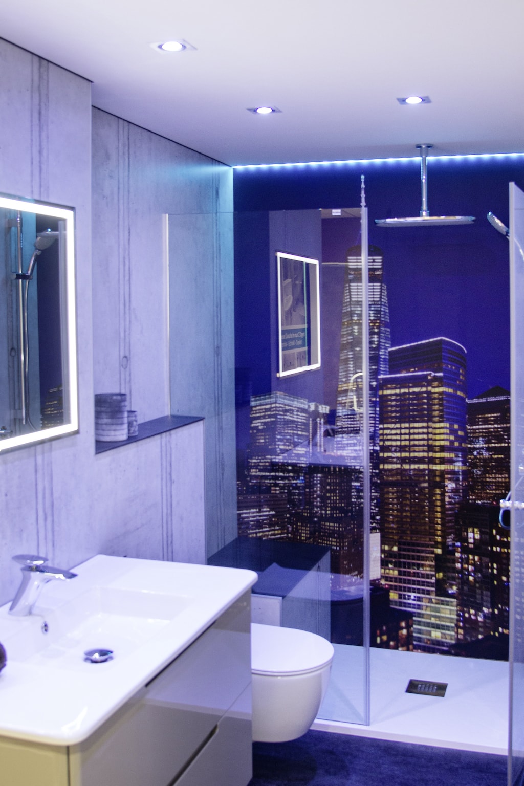 Badezimmer im blauen Neon Design