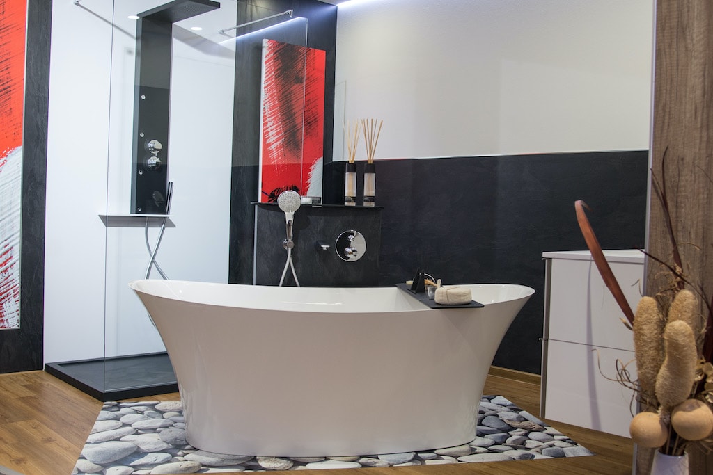 Moderne Badewanne auf Steinboden