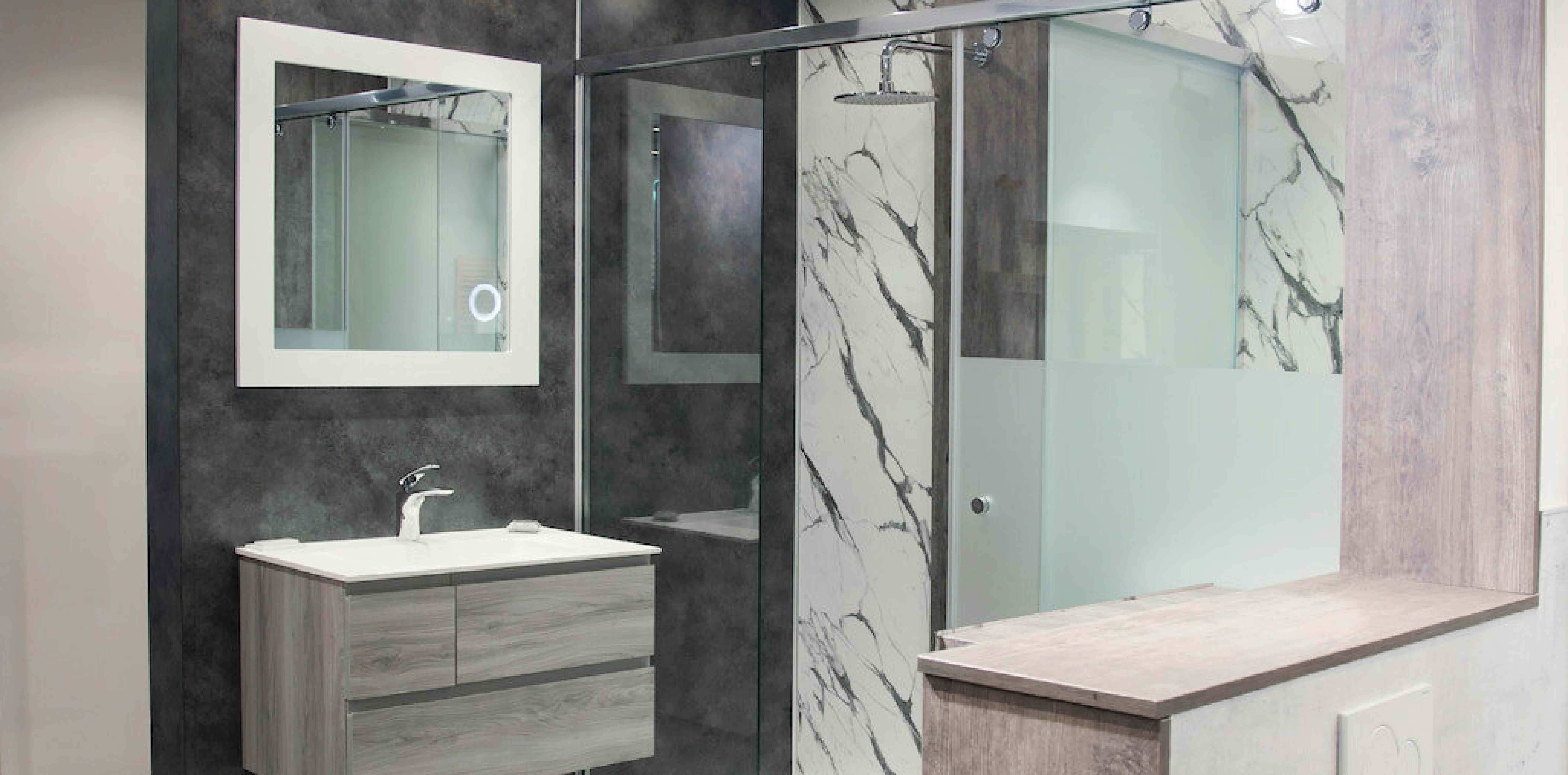 Dusche und Waschbecken mit Spiegel Marmoroptik