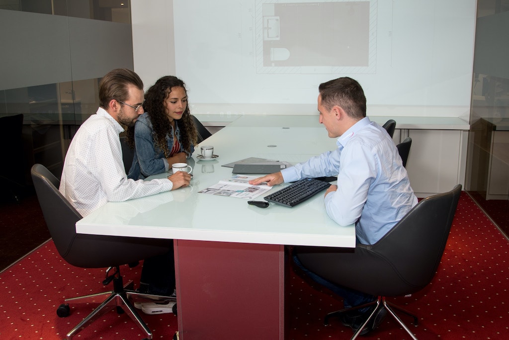 Kundenberatung im Büro bei Leyendecker