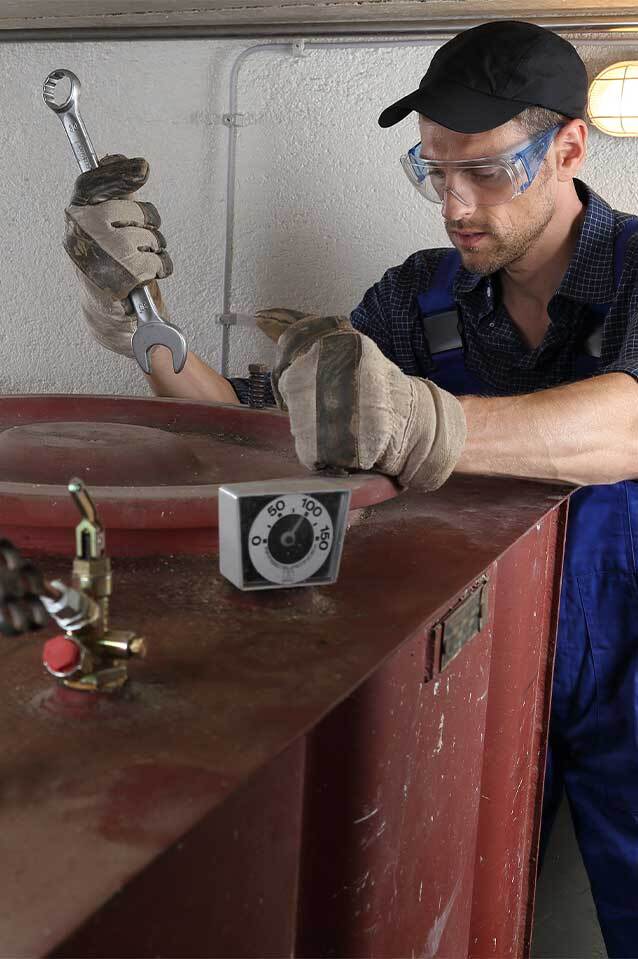 Mitarbeiter arbeitet vor Ort beim Kunden